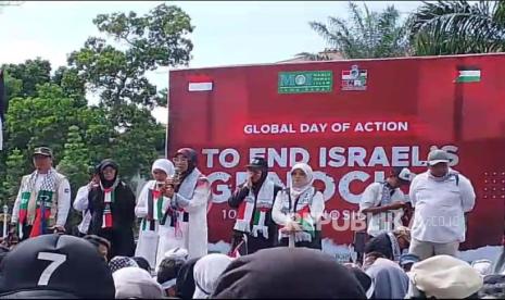 Ribuan masyarakat Jawa Barat menggelar aksi bela Palestina di Jalan Diponegoro, tepatnya di depan Gedung Sate, Pemprov Jawa Barat, Kota Bandung, Sabtu (13/1/2024) pagi. 