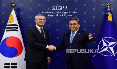 Sekretaris Jenderal NATO Jens Stoltenberg (kiri) berjabat tangan dengan Menteri Luar Negeri Korea Selatan Park Jin (kanan) selama pertemuan mereka di Kementerian Luar Negeri di Seoul, Korea Selatan, Ahad (29/1/2023).