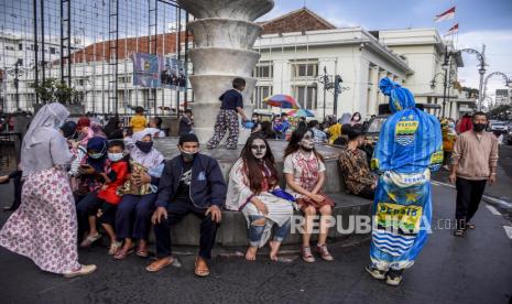 Sejumlah warga beraktivitas di kawasan Asia Afrika, Kota Bandung, Ahad (5/9). Kawasan wisata Asia Afrika mulai ramai dikunjungi pengunjung seiring dengan menurunnya level status Pemberlakuan Pembatasan Kegiatan Masyarakat (PPKM) di Kota Bandung yang menjadi Level 3. 