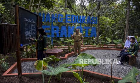 Pelajar didampingi guru beraktivitas di area ruang terbuka hijau. (Ilustrasi)