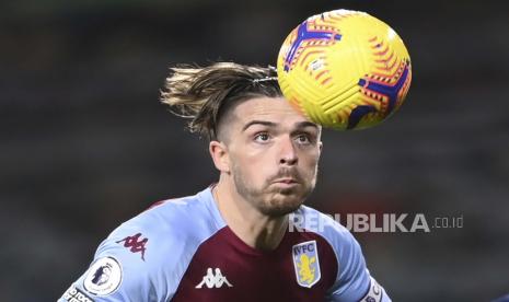 Jack Grealish dari Aston Villa mengontrol bola selama pertandingan sepak bola Liga Utama Inggris antara West Bromwich Albion dan Aston Villa di Hawthorns, West Bromwich, Inggris, Minggu, 20 Desember 2020. 