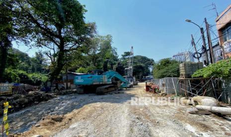 Progres pembangunan Jembatan Otista Kota Bogor. Pemerintah Kota (Pemkot) Bogor tengah gencar membahas pengembangan percepatan perkeretaapian perkotaan trem, termasuk soal skema pembiayaannya.