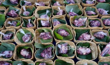 Besek bambu berisi daging kurban (ilustrasi). Pembagian daging kurban di Masjid Agung Jawa Tengah (MAJT) Semarang me