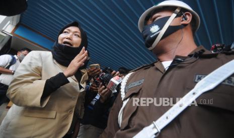 Pengacara Djoko Tjandra, Anita Kolopaking usai menjalani pemeriksaan di gedung Jaksa Agung Muda Bidang pengawasan (JAMWAS), Jakarta,  Senin (27/7). Pemeriksaan tersebut untuk mengkonfirmasi terkait adanya pertemuan dengan Kepala Kejaksaan Negeri Jakarta Selatan Anang Supriatna. Republika/Putra M. Akbar