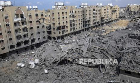 Reruntuhan menara Hamad setelah dihancurkan dalam operasi militer Israel di kota Khan Younis, Jalur Gaza selatan, 14 Maret 2024.