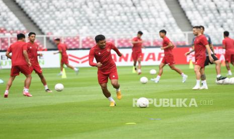 Sejumlah pesepak bola timnas Indonesia berlatih menjelang pertandingan Grup A Piala AFF 2022 melawan timnas Thailand di Stadion Utama Gelora Bung Karno (SUGBK), Jakarta, Rabu (28/12/2022). 