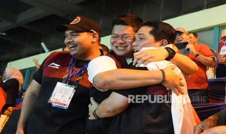 Ketua Umum PSSI Erick Thohir (kanan), Menteri Pemuda dan Olahraga Republik Indonesia (Menpora RI) Dito Ariotedjo, Ketua Umum NOC Indonesia Raja Sapta Okto Hari (dari kiri) merayakan kemenangan saat timnas sepak bola Indonesia U-22 memasukkan bola ke gawang Thailand saat pertandingan final sepak bola SEA Games 2023 di National Olympic Stadium, Phnom Penh, Kamboja, Selasa (16/5/2023). Indonesia meraih medali emas usai memenangi pertandingan dengan skor 5-2.