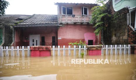 Salah satu rumah yang terendam banjir di kawasan Perumahan Sawangan Asri, Depok, Jawa Barat, Selasa (4/3/2025). Banjir dengan tinggi air mencapai 1,5 meter tersebut disebabkan luapan Kali Pesanggrahan yang melintas di belakang perumahan.  Menurut warga air mulai menggenangi sejak Senin pukul 22.00 WIB. Banjir di perumahan tersebut merendam sekitar 40 rumah warga.