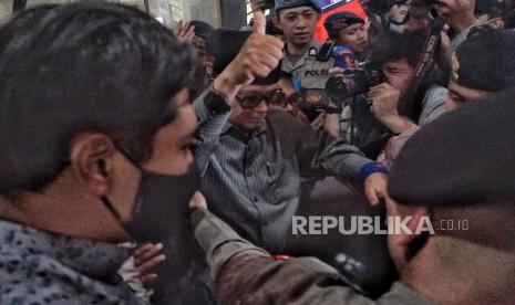 Pimpinan Pondok Pesantren Al Zaytun Panji Gumilang berjalan saat akan menjalani pemeriksaan di Bareskrim Mabes Polri, Jakarta, Selasa (1/8/2023). Panji Gumilang menjalani pemeriksaan sebagai saksi terkait tindak pidana penistaan agama