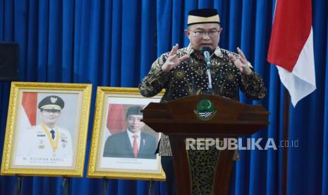 Ketua Umum ICMI Prof Arif Satria menyampaikan sambutan usai pelantikan Majelis Pengurus Wilayah Ikatan Cendekiawan Muslim se-Indonesia Organisasi Wilayah Jawa Barat Masa Bakti 2022-2027 di Aula Barat, Gedung Sate, Kota Bandung, Senin (17/10). Sesuai dengan visinya menjadi organisasi cendekiawan yang mendorong terwujudnya kekuatan imtaq dan iptek umat bagi terwujudnya masyarakat yang maju, adil dan sejahtera, ICMI Jawa Barat mendukung visi Pemprov Jawa Barat yaitu Jabar Juara Lahir Batin.