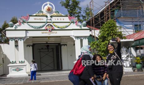 Wisatawan mengunjungi kompleks Keraton Yogyakarta, DI Yogyakarta, Selasa (14/7/2020). Pihak pengelola wisata Keraton Yogyakarta kembali membuka kunjungan wisata dengan menerapkan protokol kesehatan ketat seperti  wajib menggunakan masker, mencuci tangan, pembatasan jumlah pengunjung dan durasi kunjungan maksimal 45 menit sebagai ujicoba operasional normal baru setelah tutup sejak bulan Maret 2020 akibat pandemi COVID-19. 