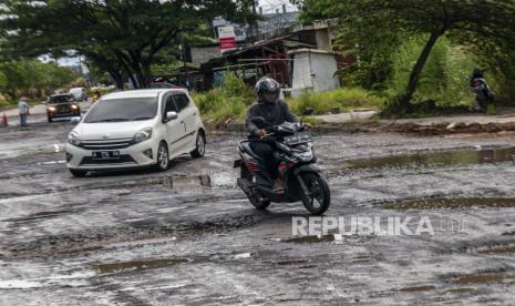 Pengendara roda dua menghindari jalan berlubang di jalur mudik (Foto: ilustrasi).