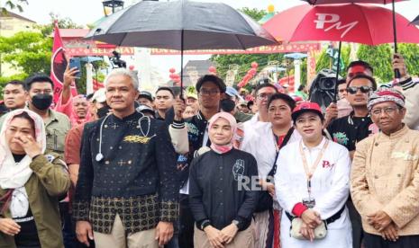 Paslon nomor urut 3 Ganjar-Mahfud beserta keluarga dan ketua DPP PDIP Puan Maharani menyaksikan pertunjukan wayang orang di depan balai kota Solo, Sabtu (10/2/2024). 