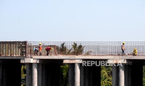 Pekerja mengerjakan proyek kereta bandara YIA di Temon, Kulonprogo, Yogyakarta, Kamis (8/4). Progres pembangunan jalur kereta Bandara Internasional Yogyakarta sudah mencapai 95,59 persen. Dan rencananya jalur ini akan digunakan pada Agustus 2021 mendatang.