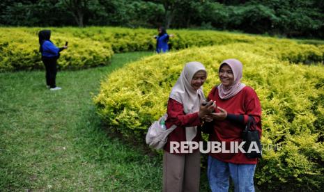 Pengunjung berwisata di Taman Kemesraan, Pujon, Kabupaten Malang, Jawa Timur, (ilustrasi). Sekjen PHRI mengatakan kebijakan kenaikan PPN 12 persen bisa semakin membebani pelaku usaha sektor wisata. 