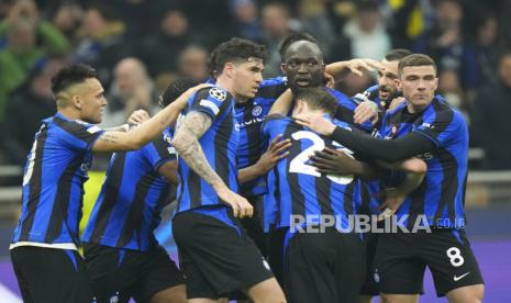 Pemain Inter Milan Romelu Lukaku (tengah) berselebrasi dengan rekan setimnya setelah mencetak gol pada Liga Champions, babak 16 besar, pertandingan sepak bola leg pertama antara Inter Milan dan Porto, di stadion San Siro di Milan, Italia,  Kamis (23/2/2023) dini hari WIB.