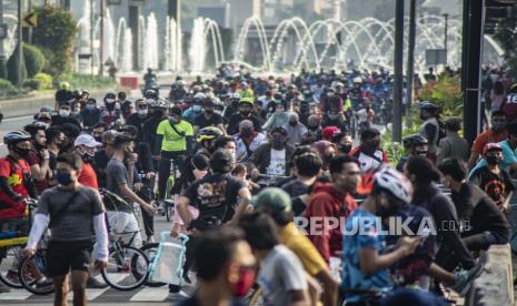 Warga berolah raga saat pemberlakuan pembatasan sosial berskala besar (PSBB) transisi di Jalan Jenderal Sudirman, Jakarta, Ahad (14/6/2020). DKI Jakarta kembali mengadakan CFD mulai besok, Ahad (21/6).