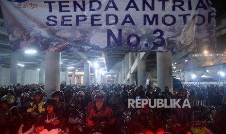 Ribuan pemudik sepeda motor mengantre memasuki kapal di Pelabuhan Merak ,Banten, Rabu (13/6).