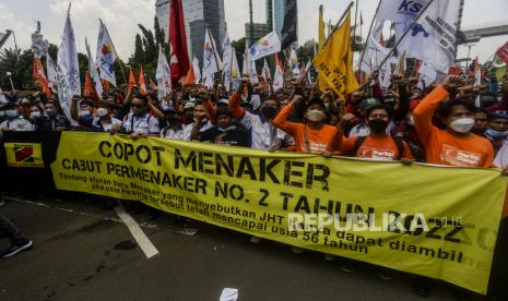 Sejumlah buruh saat melaksanakan aksi di depan Kantor Kementerian Tenaga Kerja, Jakarta, Rabu (16/2/2022). Pada aksi tersebut mereka menuntut dicabutnya Peraturan Menteri Tenaga Kerja Nomor 2 Tahun 2022 tentang Tata Cara dan Persyaratan Pembayaran Manfaat Jaminan Hari Tua (JHT) dan mencopot Menteri Ketenagakerjaan Ida Fauziyah. Republika/Putra M. Akbar