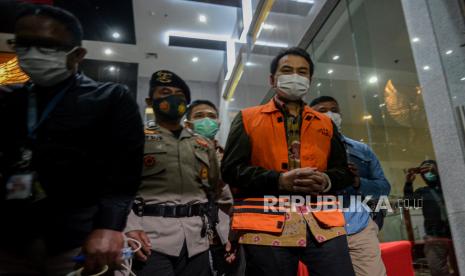 Wakil Ketua DPR RI Azis Syamsuddin mengenakan rompi tahanan usai diperiksa di Gedung Merah Putih KPK, Jakarta, Sabtu (25/9). KPK resmi menahan Azis Syamsuddin setelah ditetapkan sebagai tersangka dalam kasus dugaan suap penanganan perkara di Kabupaten Lampung Tengah. Republika/Thoudy Badai