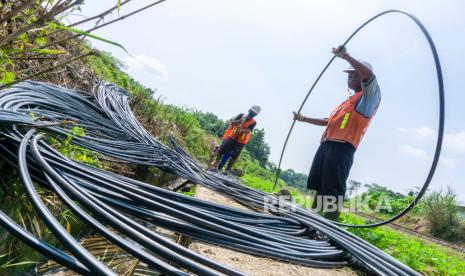 Sejumlah pekerja menyelesaikan pemasangan kabel fiber optik, (ilustrasi).