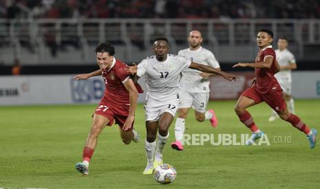 Penyerang timnas Indonesia Rafael Struick (kiri) berebut bola dengan pemain Palestina dalam laga FIFA Matchday di Stadion Gelora Bung Tomo, Surabaya, Rabu (14/6/2023).