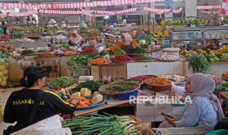 Pedagang melayani pembeli di pasar tradisional. ilustrasi