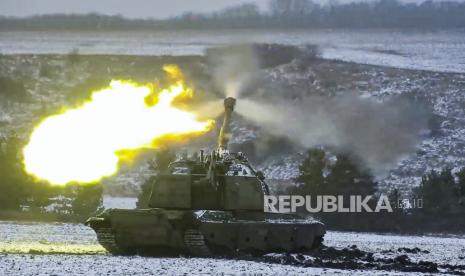 Foto tangkapan layar dari video Kementerian Pertahanan Rusia saat howitzer self-propelled 152,4 mm Msta Rusia yang ditembakkan saat pertempuran di wilayah Donetsk, Ukraina (13/1/ 2023).