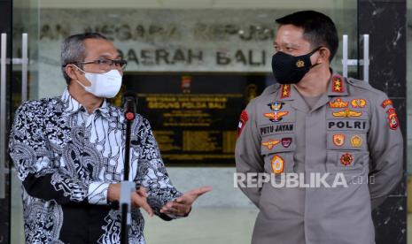 Wakil Ketua KPK Alexander Marwata (kiri) didampingi Kapolda Bali Irjen Pol Putu Jayan Danu Putra memberikan keterangan usai pelaksanaan Rapat Koordinasi Program Pemberantasan Korupsi di Polda Bali, Denpasar, Bali, Senin (4/10). Kegiatan itu dilakukan untuk mengoordinasikan dan menyelaraskan pandangan dalam upaya-upaya penindakan perkara korupsi yang dilakukan aparat penegak hukum di wilayah Bali yaitu kepolisian, kejaksaan, dan pengadilan. 