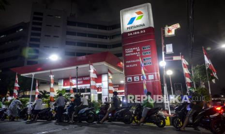 Pengendara motor mengantre untuk mengisi bensin Pertalite di Jakarta, Ahad (14/8/2022). Kementerian Keuangan meminta PT Pertamina (Persero) untuk mengendalikan BBM subsidi jenis Pertalite agar tidak semakin membebani APBN. Tercatat hingga Juli 2022 bahan bakar minyak (BBM) subsidi jenis Pertalite sudah disalurkan 16,8 juta kiloliter dari kuota 23 juta kiloliter. Republika/Putra M. Akbar