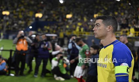  Cristiano Ronaldo memasuki lapangan sebelum pertandingan sepak bola Liga Pro Saudi antara Al-Nassr dan Al Ettifaq di Riyadh, Arab Saudi, Senin (23/1/2023) dini hari WIB.