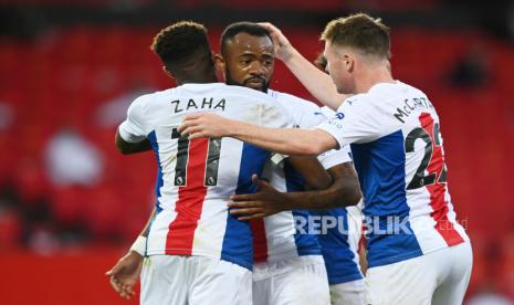 Pemain Crystal Palace Wilfried Zaha merayakan gol keduanya bersama Jordan Ayew.