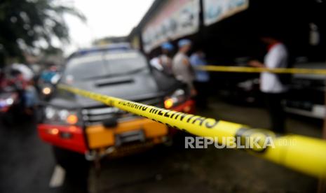 Petugas kepolisian berjaga di sebuah rumah sekaligus showroom mobil terduga teroris di kawasan Condet, Jakarta, Senin (29/3). Petugas kepolisan mengamanakan 2 orang dari lokasi tersebut.Prayogi/Republika.