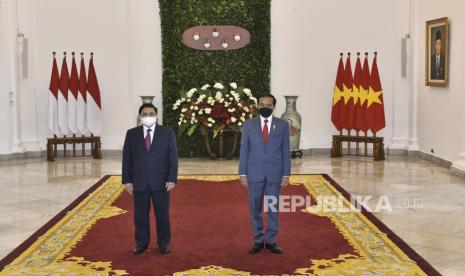 Presiden Joko Widodo (kanan) berfoto bersama dengan Perdana Menteri (PM) Vietnam Pham Minh Chinh (kiri) di Istana Kepresidenan Bogor, Jawa Barat, Jumat (23/4/2021). Presiden Joko Widodo menggelar pertemuan bilateral dengan PM Pham Minh Chinh untuk membahas kerja sama antara kedua negara. 