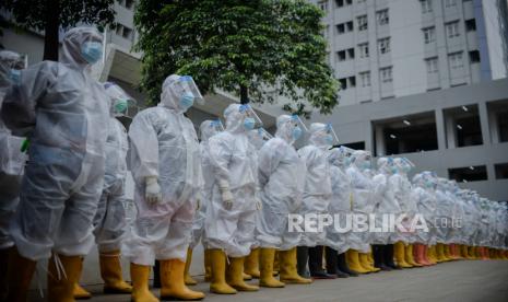 Tenaga kesehatan bersiap melakukan perawatan pasien Covid-19 di Rumah Sakit Darurat (RSD) Covid-19 Wisma Atlet, Jakarta, Jumat (22/1). Pada Senin (25/1). kasus sembuh Covid-19 mencapai rekor sebanyak 10.678 orang.