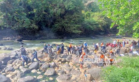Cegah Banjir, TNI dan Polisi Bersih-Bersih Sungai di Palabuhanratu Sukabumi