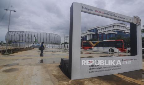 Bus Transjakarta menunggu penumpang di Jakarta Internasional Stasium (JIS), Jakarta. Ketua Fraksi PDIP DPRD DKI Gembong Warsono sebut kelas stadion JIS masih abal-abal.