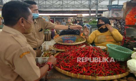 Petugas memeriksa kartu vaksin COVID-19 milik pedagang saat razia vaksinasi di Pasar Pepedan, Kabupaten Tegal, Jawa Tengah, Senin (22/11/2021). Razia vaksinasi COVID-19 kepada pedagang tersebut sebagai upaya pencegahan penyebaran COVID-19 ditempat keramaian serta antisipasi munculnya gelombang ketiga COVID-19. 