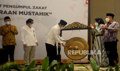 Ketua BAZNAS KH Noor Achmad (tiga kiri) didampingi Dirjen Bimas Islam Kemenag Kamaruddin Amin (dua kiri) membuka Rapat Koordinasi Nasional Unit Pengumpul Zakat (Rakornas UPZ) 2021 di Jakarta, Senin (1/11). Rakornas UPZ ini bertujuan untuk meningkatkan efektivitas dan efisiensi pelayanan dalam pengelolaan zakat, serta meningkatkan manfaat zakat untuk mewujudkan kesejahteraan masyarakat terdampak pandemi dan penanggulangan kemiskinan melalui program-program yang sudah di susun satu tahun ke depan.Prayogi/Republika.