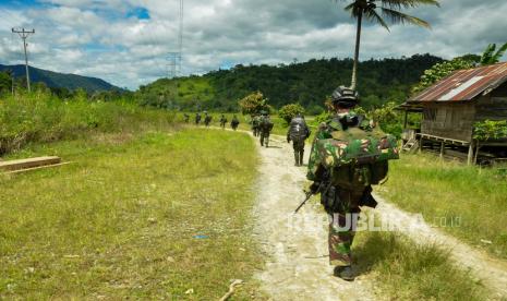 Sejumlah prajurit TNI AD melakukan penyisiran untuk memburu kelompok Mujahidin Indonesia Timur (MIT)