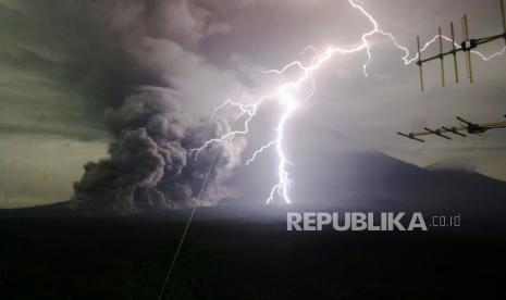 Foto selebaran yang disediakan oleh Badan Geologi Indonesia menunjukkan Gunung Semeru memuntahkan material vulkanik saat terjadi letusan di Lumajang, Jawa Timur, Selasa (1/12/2020).