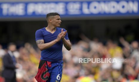 Bek Chelsea Thiago Silva memberikan tepuk tangan kepada pendukungnya