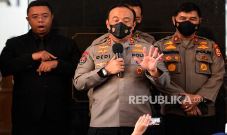 Kepala Divisi Humas Mabes Polri Irjen Pol Dedi Prasetyo menyampaikan keterangan pers hasil sidang banding kode etik Polri terhadap mantan Kepala Divisi Propam Polri Ferdy Sambo di Gedung TNCC Polri, Jakarta, Senin (19/9/2022).Majelis sidang banding kode etik memutuskan menolak permohonan banding terkait pemberhentian tidak dengan hormat (PTDH) atau pemecatan sebagai anggota Polri terhadap Ferdy Sambo atas kasus tewasnya Brigadir J. Dengan putusan tersebut, mantan Kadiv Propam tersebut resmi dipecat sebagai anggota Polri. Republika/Thoudy Badai