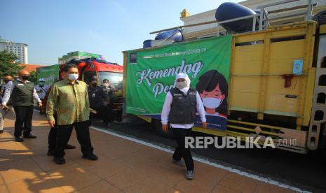 Menteri Perdagangan Agus Suparmanto (kedua kanan) didampingi Gubernur Jawa Timur Khofifah Indar Parawansa (kanan) melihat muatan truk di Gedung Negara Grahadi, Surabaya, Jawa Timur, Rabu (20/5). Kementerian Perhubungan berencana menerapkan larangan penggunaan truk bermuatan dan berdimensi lebih pada 2023. Dalam penerapannya, Ketua Umum Asosiasi Pengusaha Truk Indonesia (Aptrindo)  Gemilang Tarigan mengatakan pengusaha truk membutuhkan kebijakan fiskal peremajaan truk-truk.