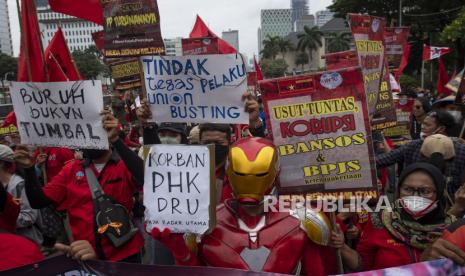 Sejumlah pengunjuk rasa melakukan aksi damai memperingati Hari Sumpah Pemuda di kawasan Patung Arjuna Wijaya, Jalan Medan Merdeka Barat, Jakarta, Kamis (28/10/2021). Massa gabungan dari kalangan mahasiswa dan buruh tersebut menyampaikan sejumlah tuntutan kepada pemerintah, seperti penurunan harga tes PCR, pencabutan UU Nomor 11 Tahun 2019 tentang Cipta Kerja dan berbagai aturan turunannya, penghentian kriminalisasi aktivis, hingga jaminan persamaan hak dan perlindungan bagi pekerja rumah tangga serta buruh migran. Pekerja rumah tangga meminta RUU PPRT segera disetujui.