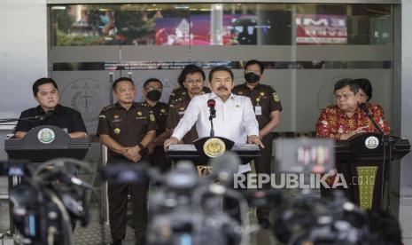 Jaksa Agung Sanitiar Burhanuddin (tengah) bersama Menteri BUMN Erick Thohir (kiri) dan Kepala BPKP Muhammad Yusuf Ateh (kanan) menyampaikan keterangan pers di Gedung Kejaksaan Agung, Jakarta, Senin (27/6/2022). Dalam kesempatan tersebut Jaksa Agung menetapkan dua tersangka baru kasus korupsi pengadaan pesawat PT Garuda Indonesia, melakukan penyidikan perkara kasus dugaan korupsi penyalahgunaan impor garam industri di Kementerian Perdagangan tahun 2018, menyelidiki perkara dugaan korupsi penyerobotan lahan kawasan hutan PT Duta Palma Group serta melakukan kerjasama dengan membuat tim gabungan audit tata kelola industri kelapa sawit. 