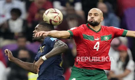 Marcus Thuram dari Prancis (kiri) dan Sofyan Amrabat dari Maroko menantang bola selama pertandingan sepak bola semifinal Piala Dunia antara Prancis dan Maroko di Stadion Al Bayt di Al Khor, Qatar,  Kamis (15/12) dini hari WIB.