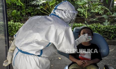 Pemerintah akan meningkatkan upaya testing dan tracing dari kontak erat Covid-19 hingga 3-4 kali lipat. Menurut Ketua Bidang Komunikasi Publik Satgas Penanganan Covid-19 Hery Trianto, upaya ini akan dilakukan secepat mungkin sehingga peta penularan dapat diketahui secara tepat. (Ilustrasi uji swab)