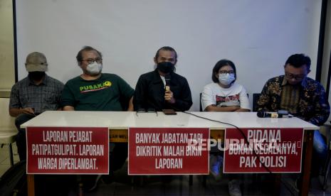 Kordinator KontraS  Fatia Maulidiyanti (kedua kanan) bersama perwakilan koalisi masyarakat sipil Bersihkan Indonesia memberikan keterangan pers di Kantor KontraS, Jakarta, Rabu (23/3/2022). KontraS bersama perwakilan masyarakat sipil Bersihkan Indonesia menyatakan sikap atas penetapan tersangka terhadap Fatia Maulidiyanti dan Haris Azhar dalam kasus pencemaran nama baik terhadap Menteri Koordinator Maritim dan Investasi, Luhut Binsar Pandjaitan. Republika/Thoudy Badai