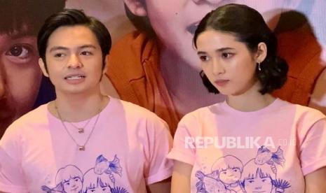 Angga Yunanda dan Aisha Nurra Datau, saat menjumpai awak media dalam press screening film Dua Hati Biru di XXI Epicentrum Jakarta, Kamis (4/4/2024).